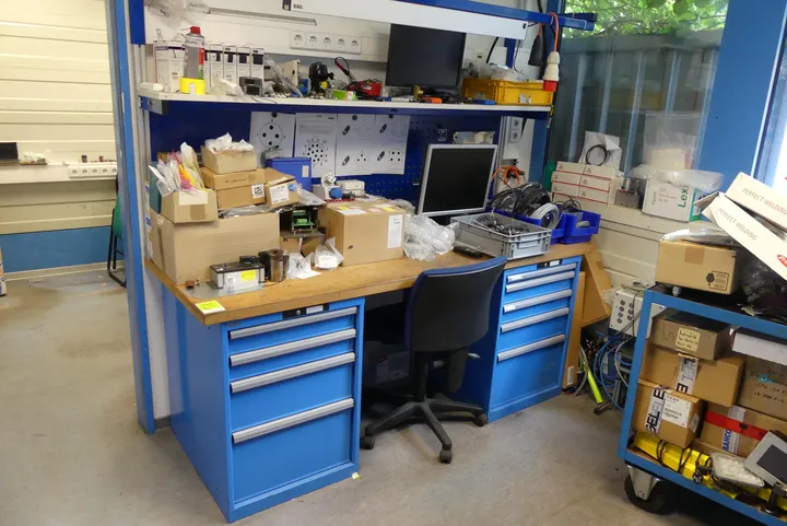 Werkbank mit Bürostuhl, mit Inhalt Maße in cm ca. 200 x 75 x 197